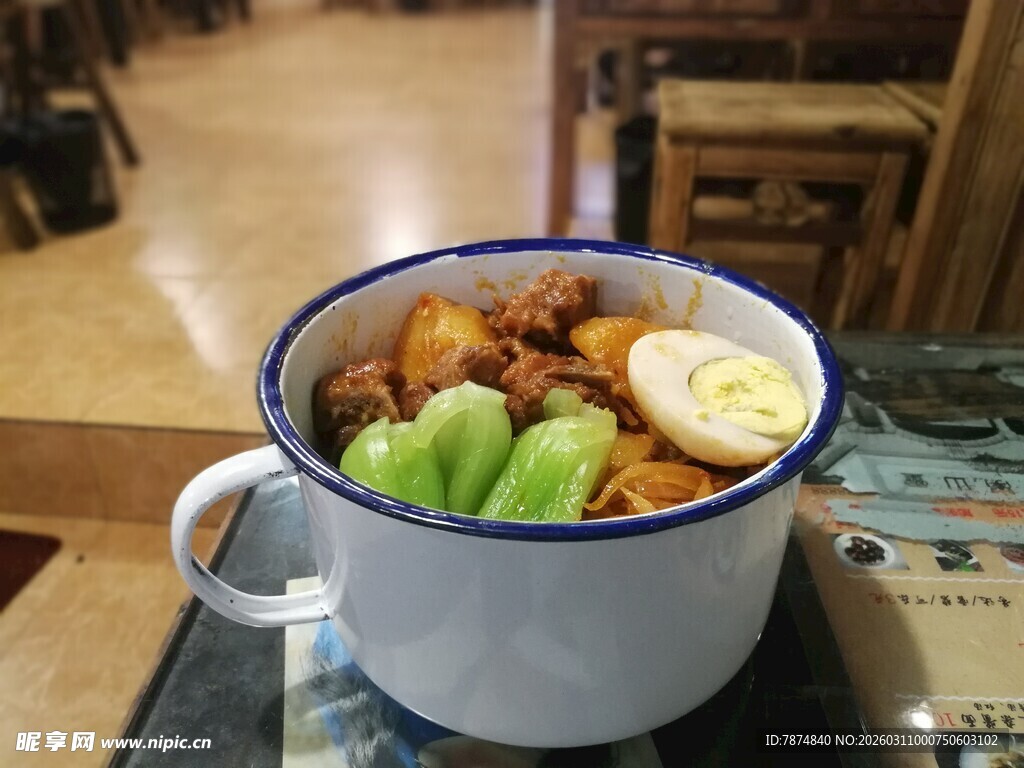 复古杯中美味食物拼盘