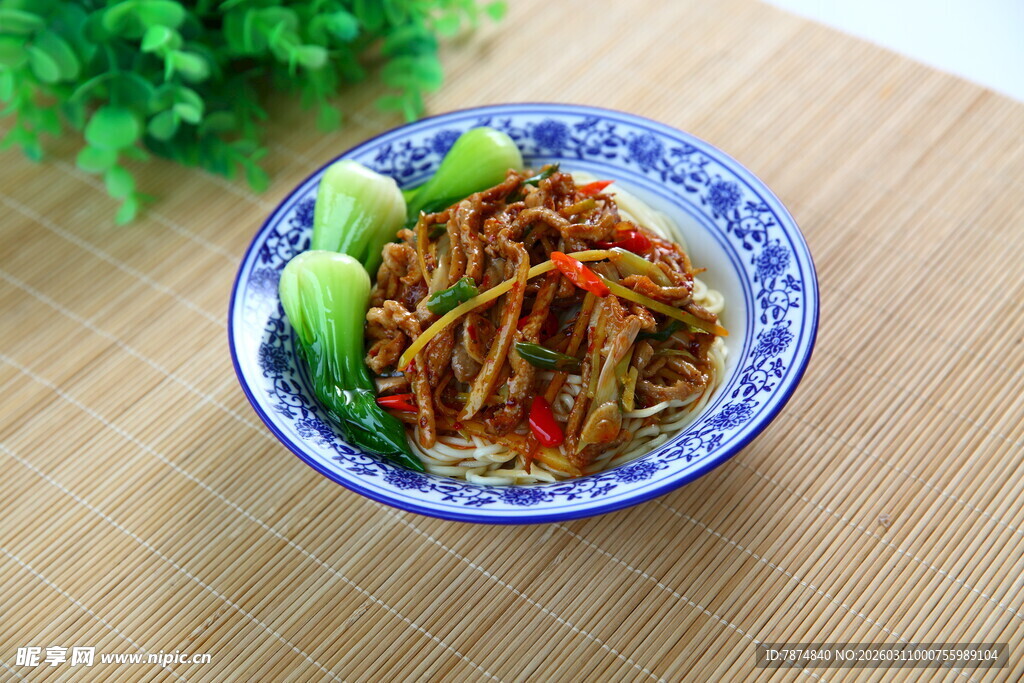 蓝碗装的美味凉拌虫草花