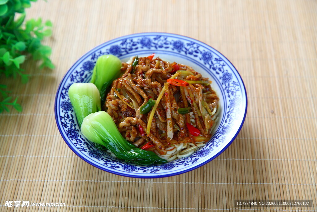蓝瓷盘装美味凉拌菜