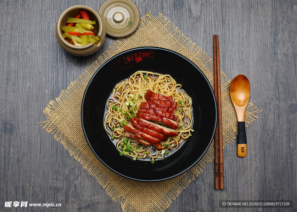 美味韩式拉面配午餐肉