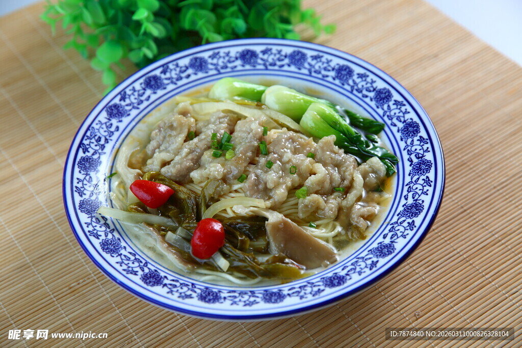 青花瓷盘装的美味鸡肉料理