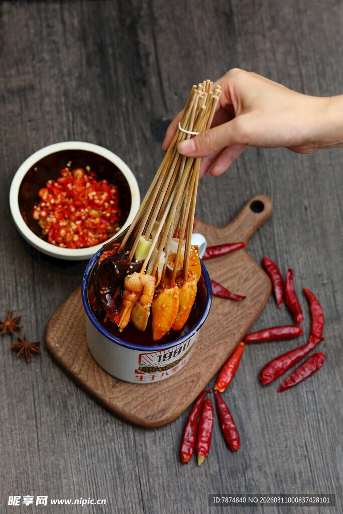 手持美味串串 鲜香诱人