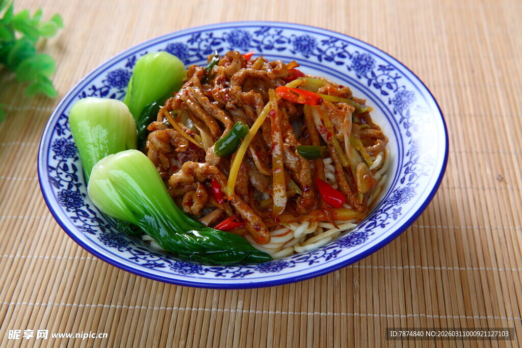 蓝瓷盘装美味肉丝青菜
