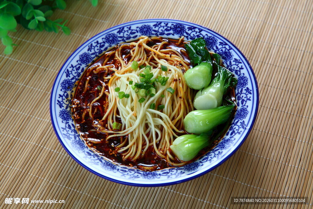 美味拌面配翠绿青菜