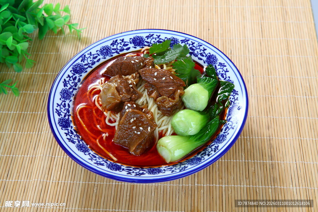 美味凉拌牛肉装盘上桌