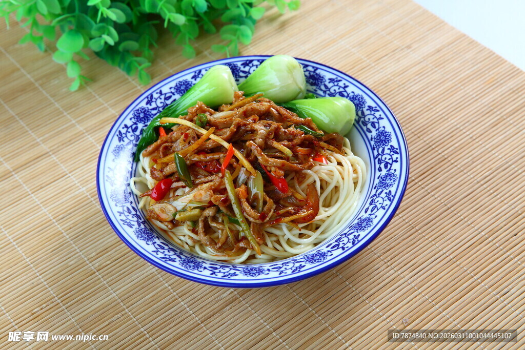 蓝碗装的美味凉拌面