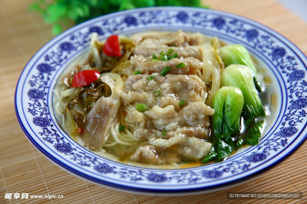 蓝瓷碗中的美味炒羊肉