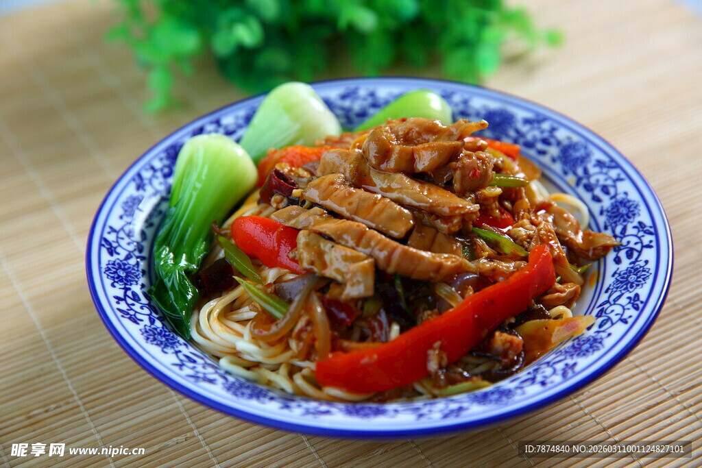 蓝瓷碗中的美味炒牛肉