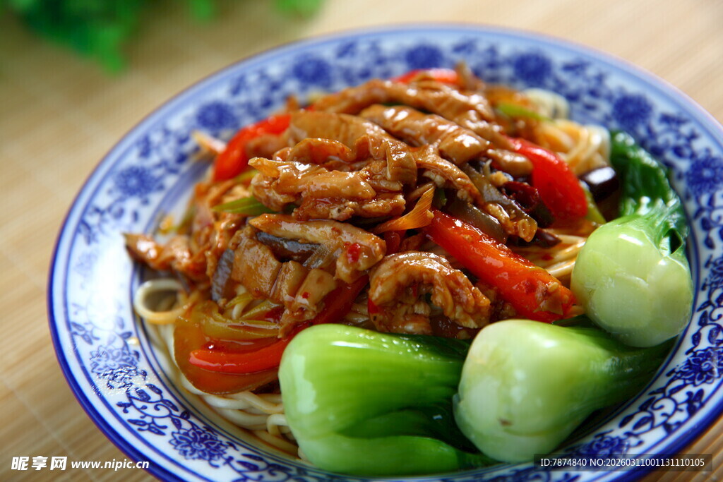 美味炒肉丝配清爽黄瓜