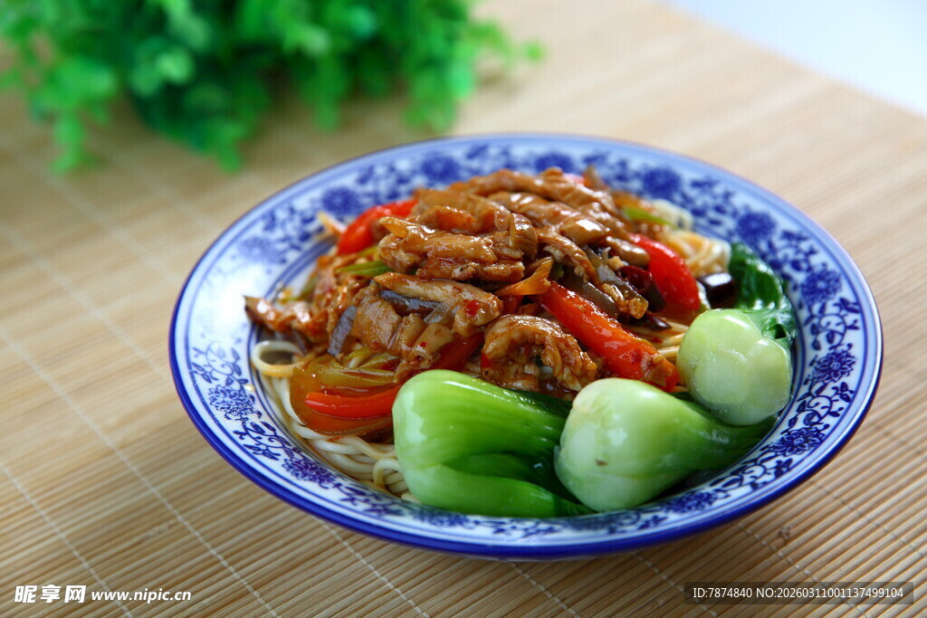 美味炒肉丝配清爽黄瓜