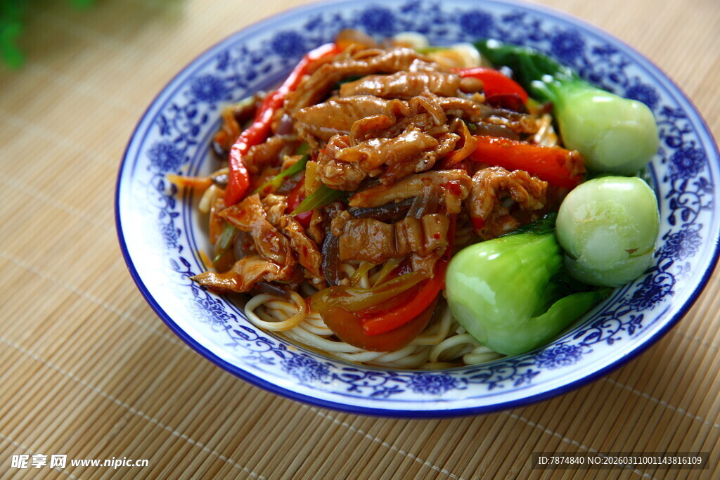 蓝碗装的美味青椒肉丝