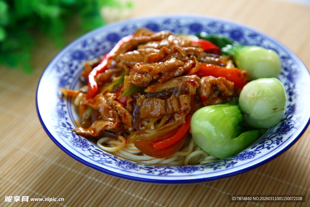 美味炒肉丝配清新蔬菜