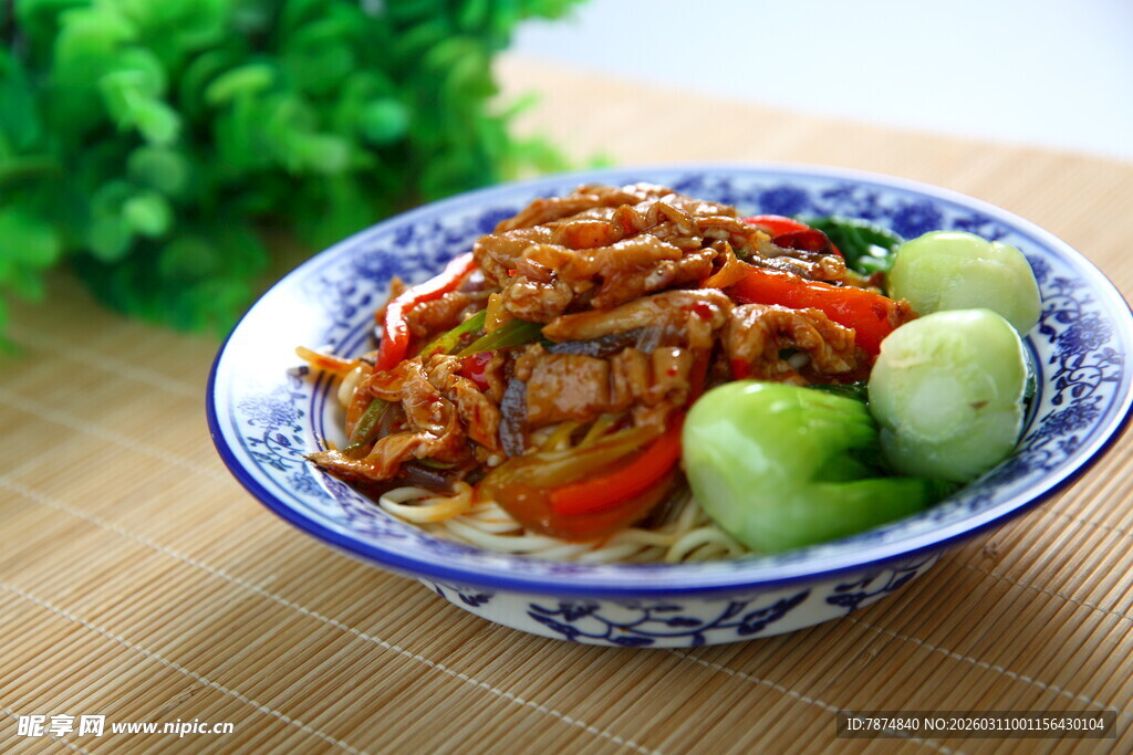 蓝碗中美味的肉丝盖饭