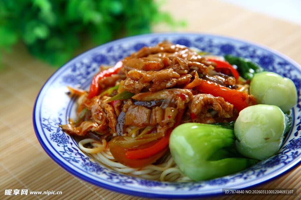 蓝盘里的美味荤素搭配菜