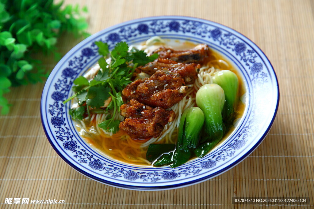 美味炸酱面 配菜丰富诱人