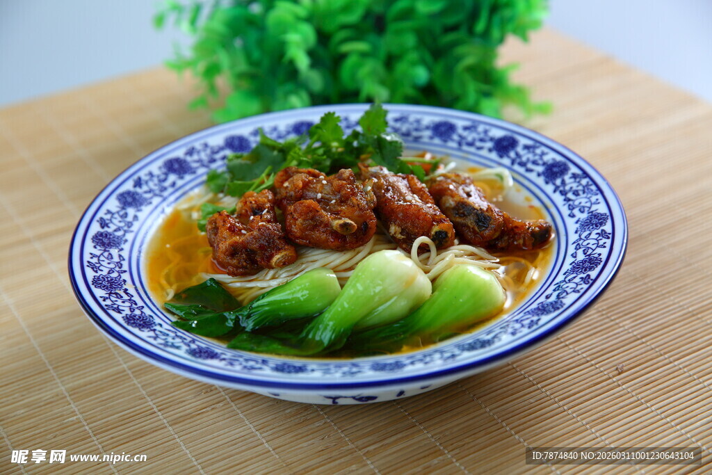 蓝白瓷碗装的美味凉拌菜