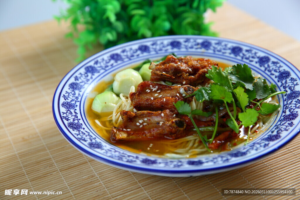 美味红烧排骨配蔬菜