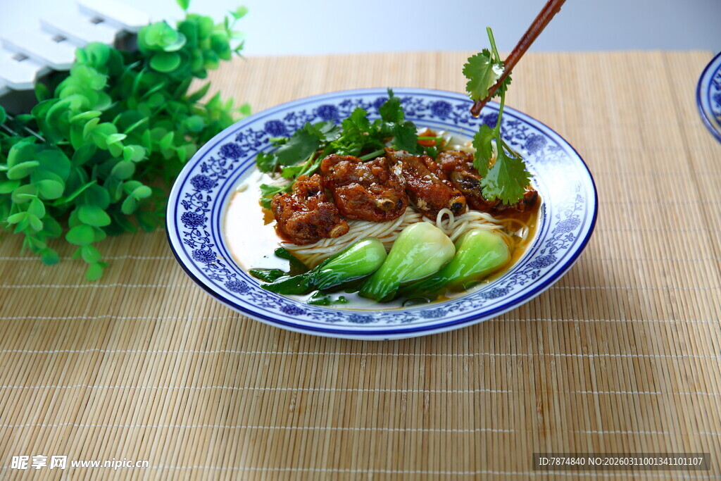 美味酱牛肉配翠绿黄瓜