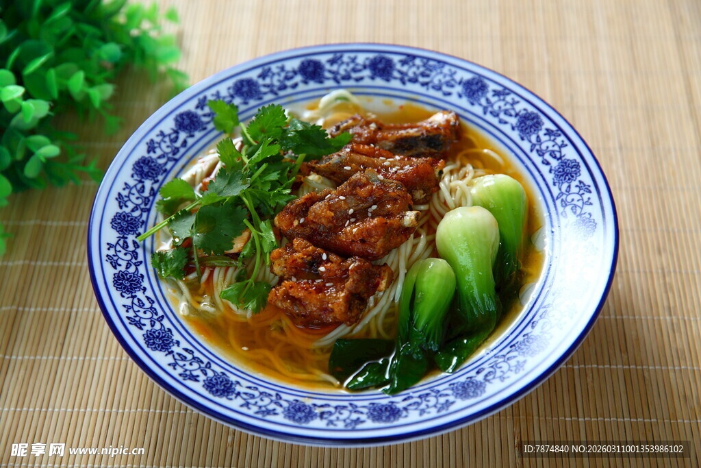 传统蓝白碗装美味牛肉面