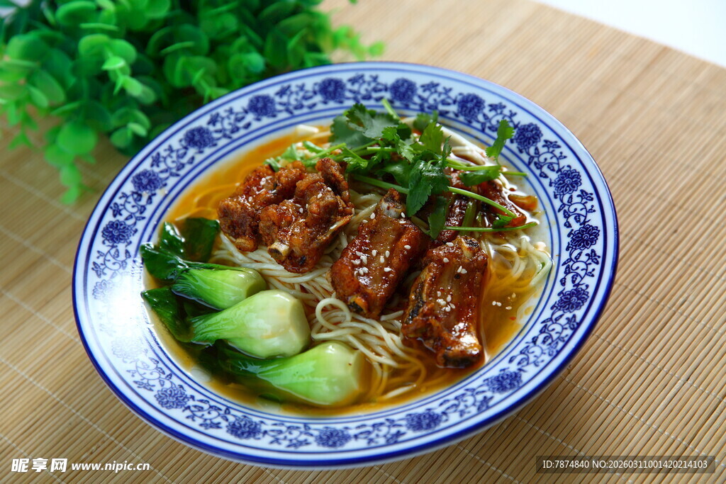 蓝白瓷碗中的美味牛肉面