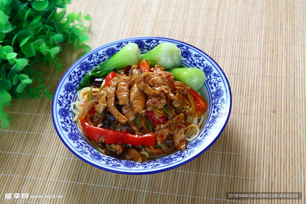 蓝盘装的美味炒肉丝