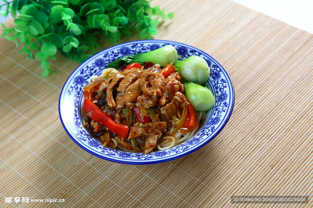 蓝碗装的美味肉丝菜肴