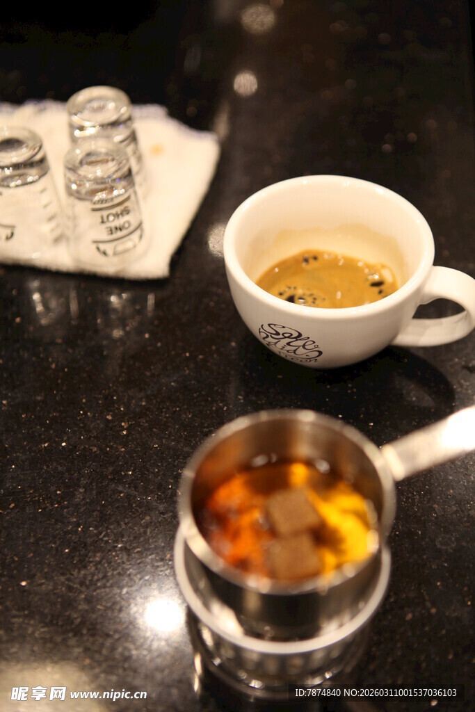 桌上茶具与饮品