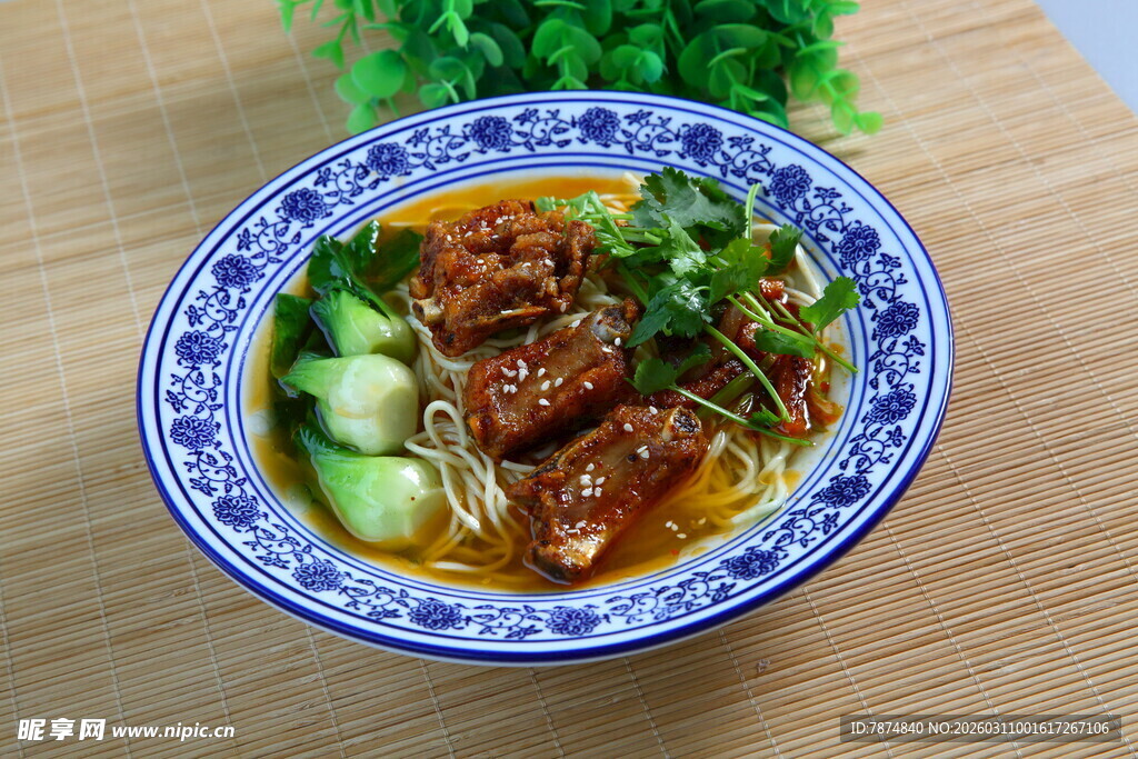 蓝白碗中美味红烧牛肉面