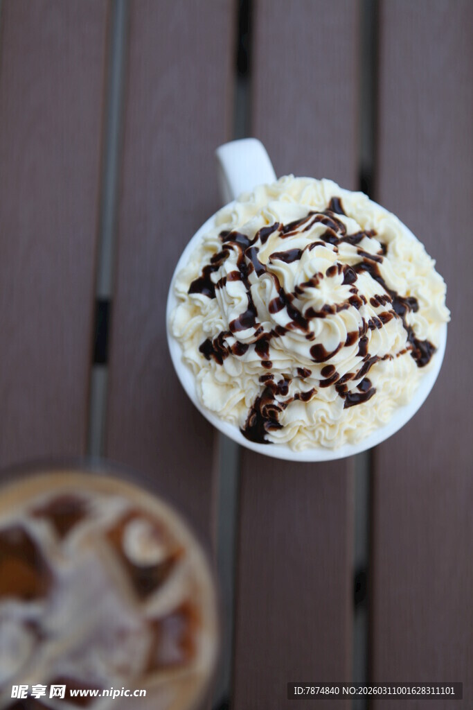 巧克力淋面奶油咖啡饮品