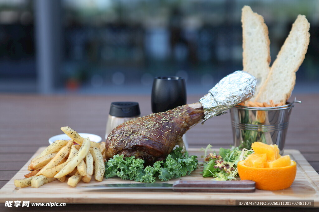 烤鸡腿配薯条与装饰