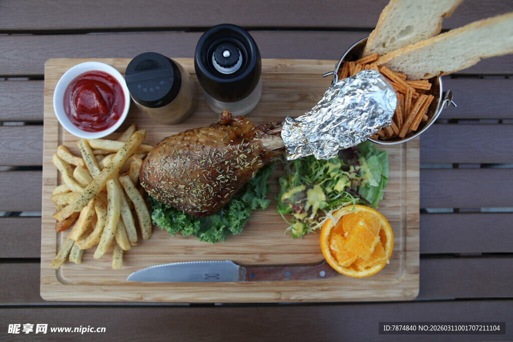 美味烤猪肘配薯条与啤酒