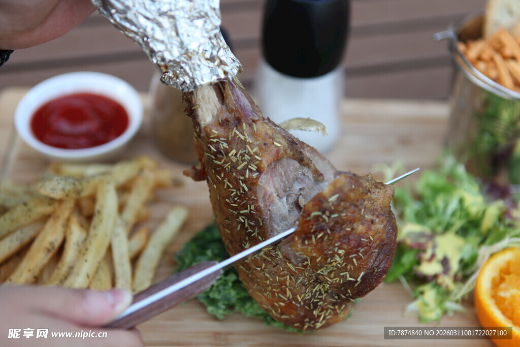 美味烤羊排搭配多样美食