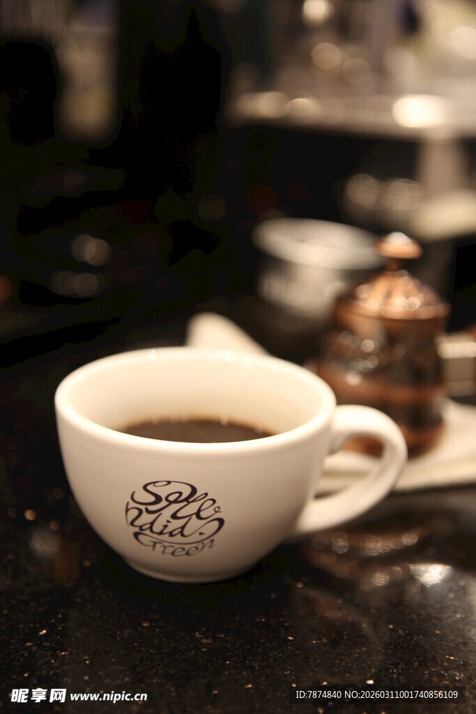 白色咖啡杯中的热咖啡