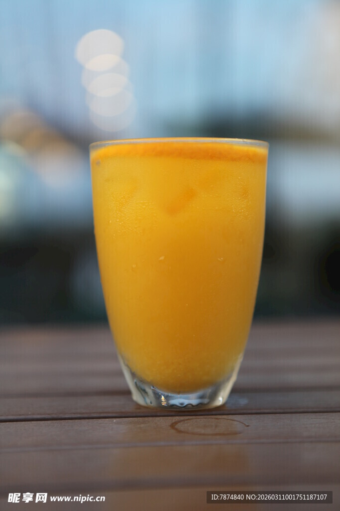 一杯鲜榨芒果汁