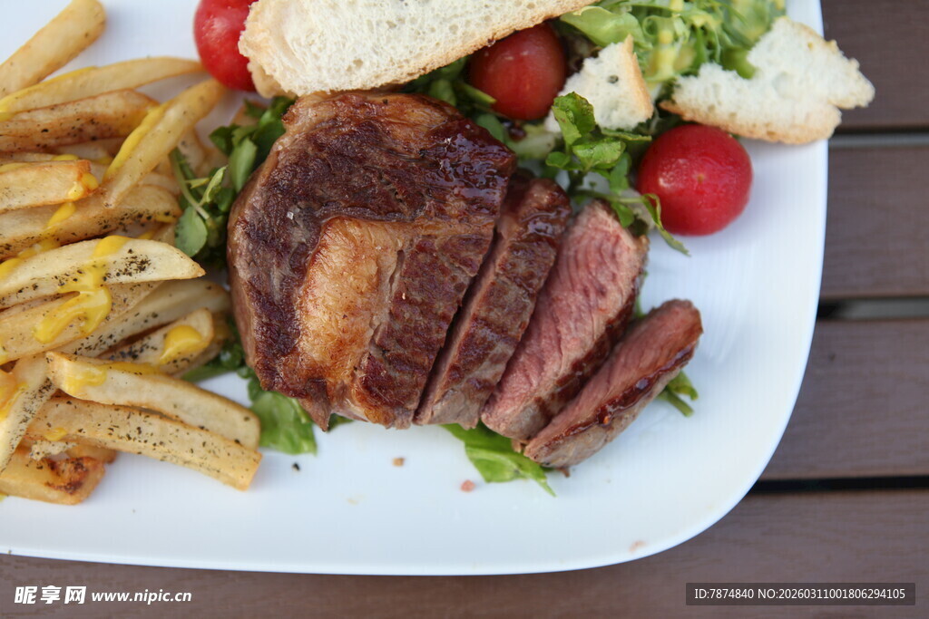 美味牛排配薯条与蔬菜