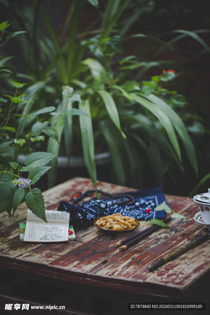 多彩手链置于绿植旁桌面