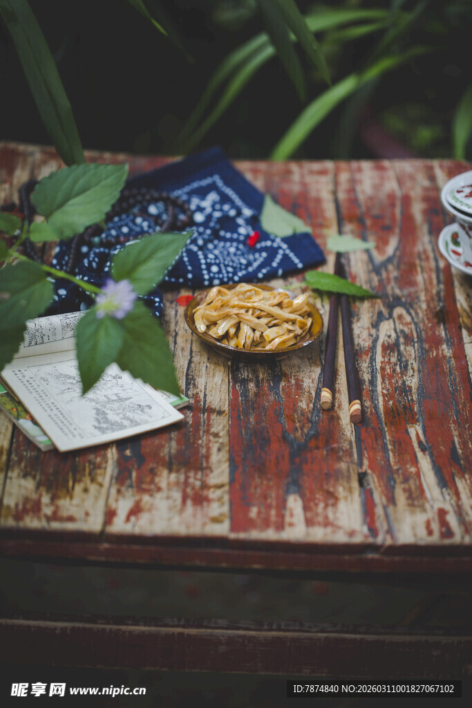木质桌面上的精致餐食