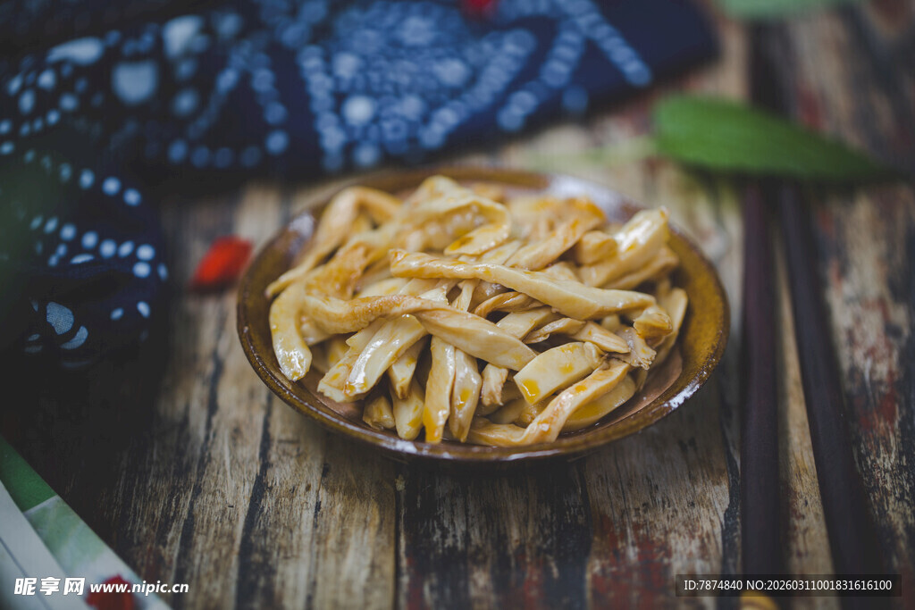 木碗中的美味凉拌笋丝