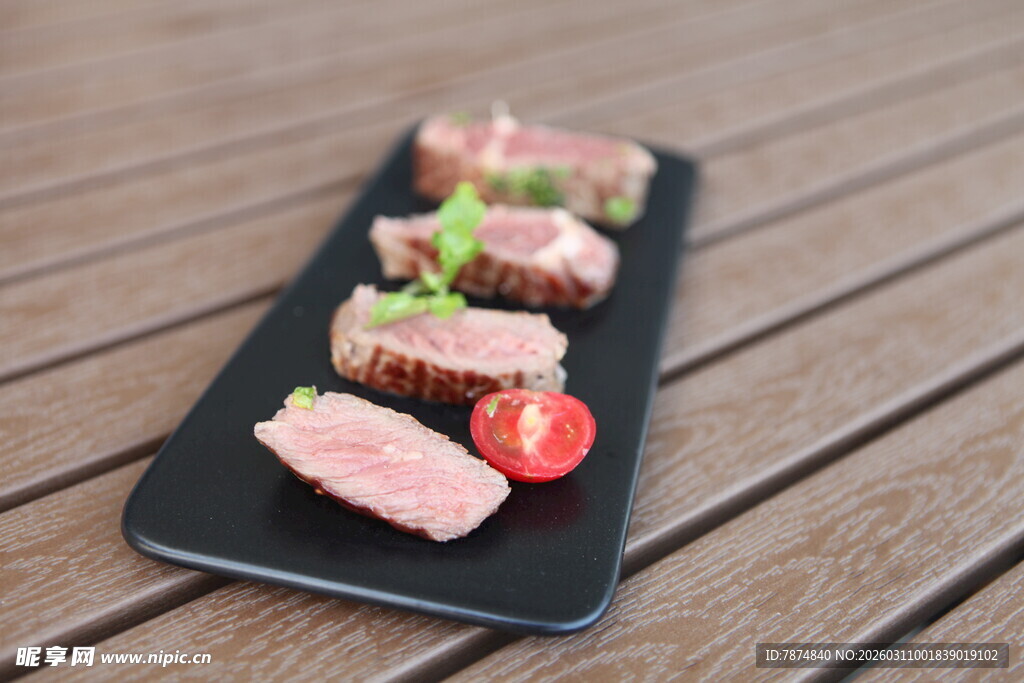 精致摆盘的美味牛肉料理