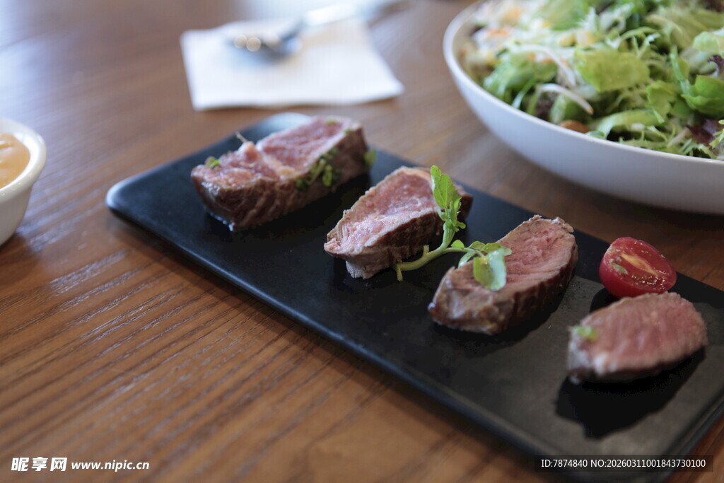 美味牛排与清新沙拉搭配