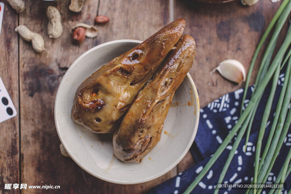 美味卤鸭翅摆于盘中
