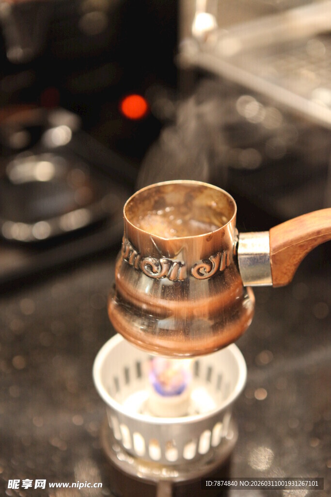 复古咖啡壶煮咖啡场景