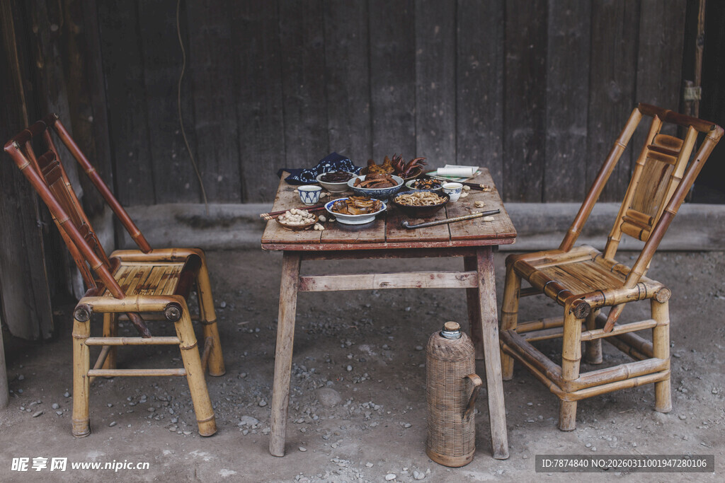 古朴木桌椅茶具场景