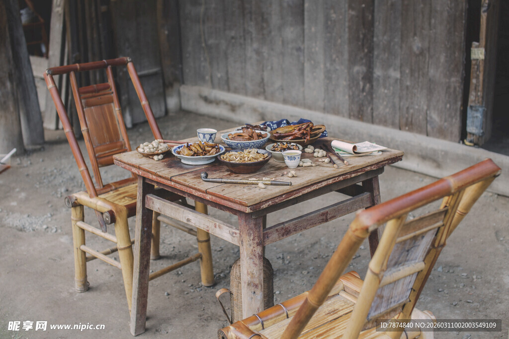 老旧竹桌椅 桌上杂物摆放