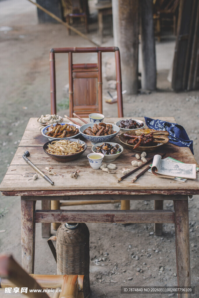 乡村木桌摆着丰盛美食