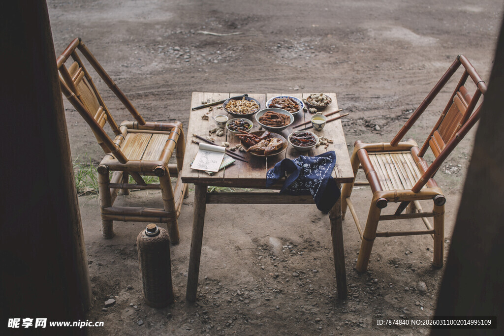 户外木桌旁的简易餐食