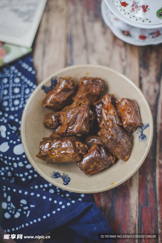 美味酱卤鸡翅摆于盘中