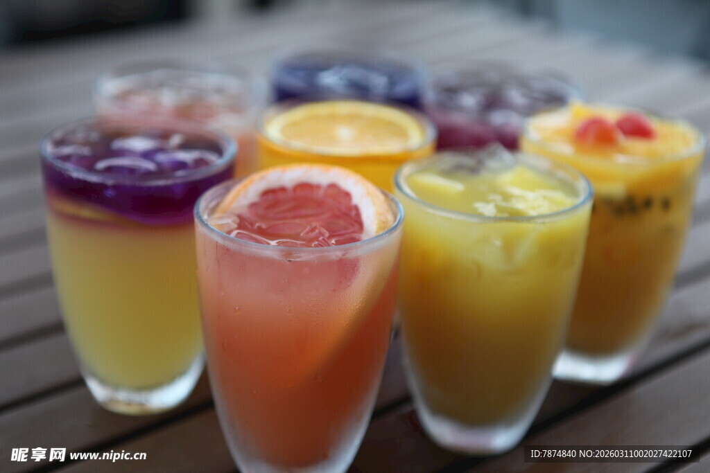 多彩果汁饮品摆放在木桌上