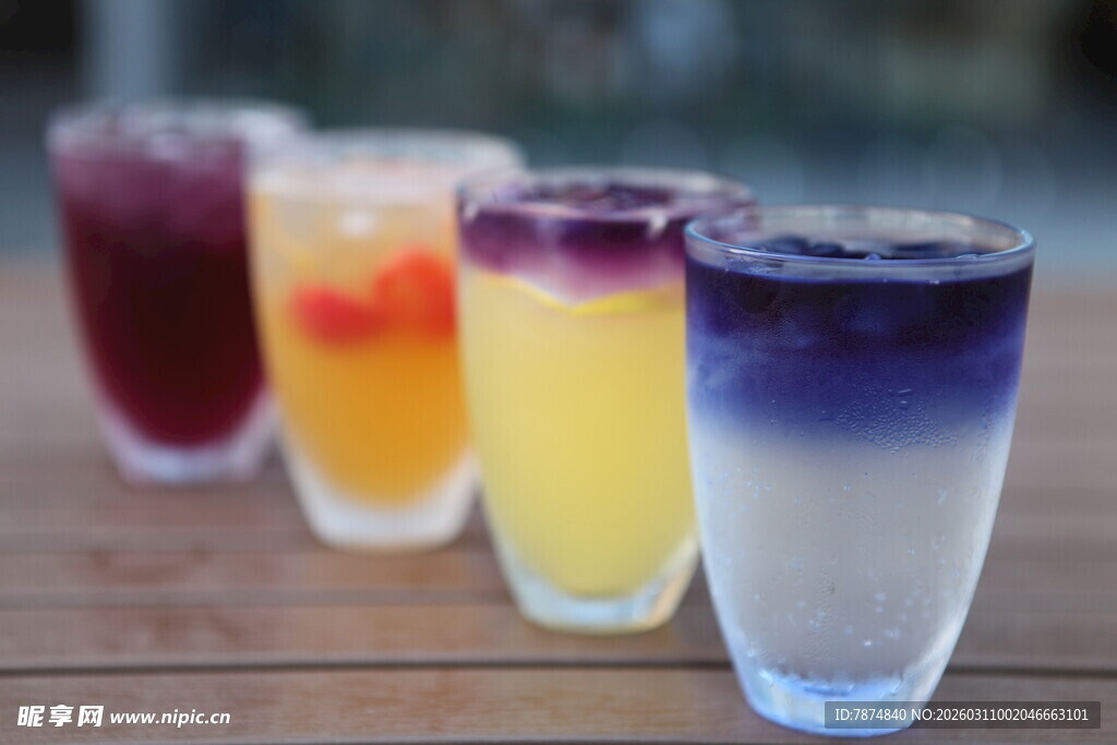 多彩分层果汁饮品展示