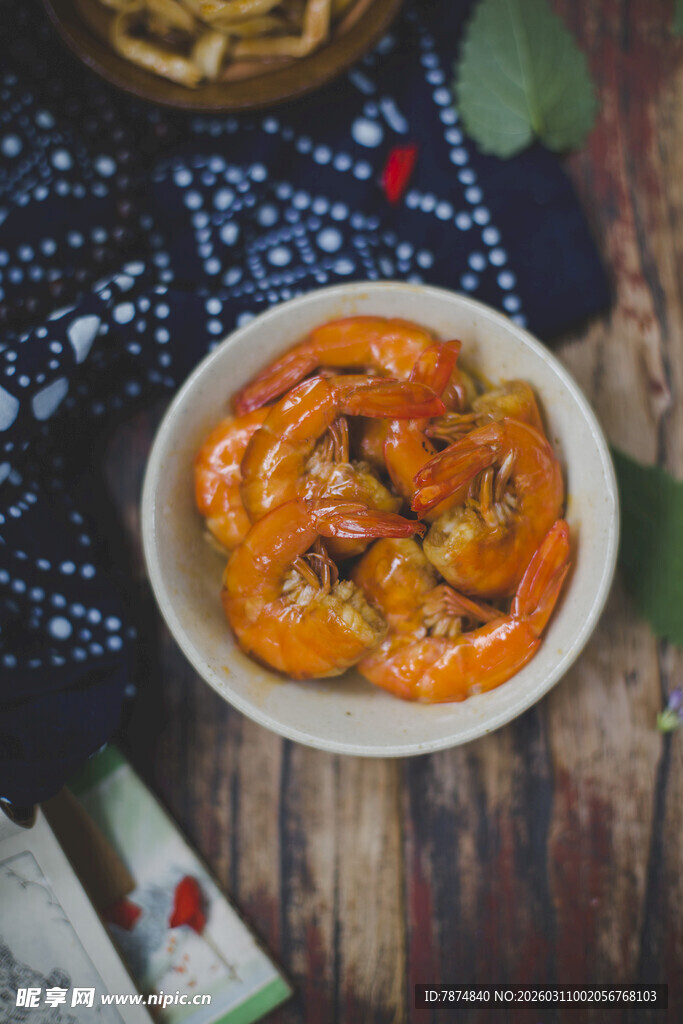 美味油焖大虾摆于木桌